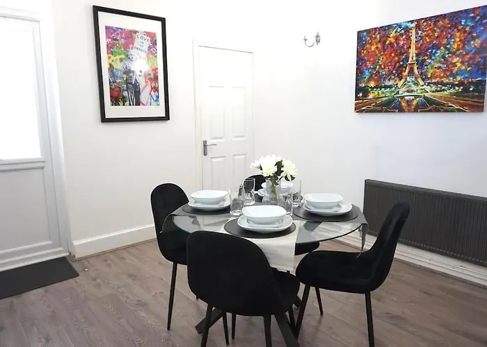 Cosy Home In Sutton Coldfield Sleeps 5