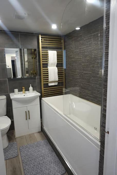 Holiday home Cosy In Sutton Coldfield Sleeps 5 *